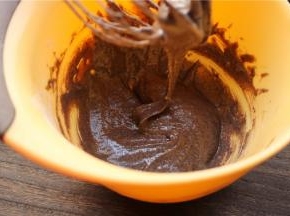 蛋黄糊做好了待用。正常的状态是巧克力状的很容易流动。