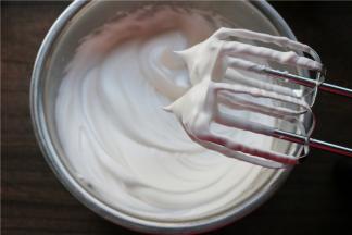 蛋白放在无油无水的盆里，先加入几滴柠檬汁和少许盐，用打蛋器高速搅打，分三次加入白砂糖，最后打发成硬性发泡状态的蛋白霜。