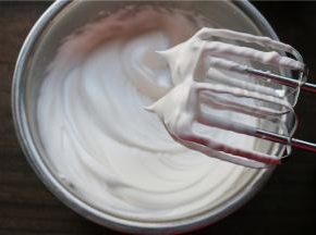 蛋白放在无油无水的盆里，先加入几滴柠檬汁和少许盐，用打蛋器高速搅打，分三次加入白砂糖，最后打发成硬性发泡状态的蛋白霜。