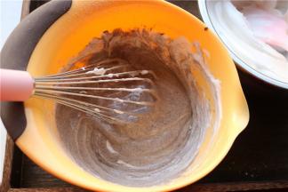 翻拌均匀，看不到大颗蛋白就好。再倒回到剩余的蛋白霜里，继续翻拌均匀，成为细腻的的蛋糕糊。