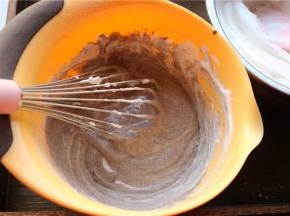 翻拌均匀，看不到大颗蛋白就好。再倒回到剩余的蛋白霜里，继续翻拌均匀，成为细腻的的蛋糕糊。