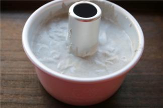 翻拌均匀的蛋糕糊倒入学厨6寸加高KT戚风模内。两只大拇指按住烟囱，大力震几下震出气泡。