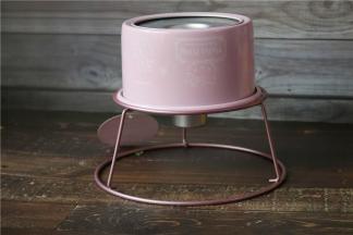 烤好的蛋糕，震一下，迅速倒扣在学厨晾架上。