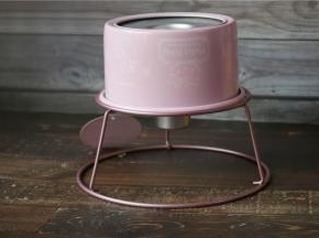 烤好的蛋糕，震一下，迅速倒扣在学厨晾架上。