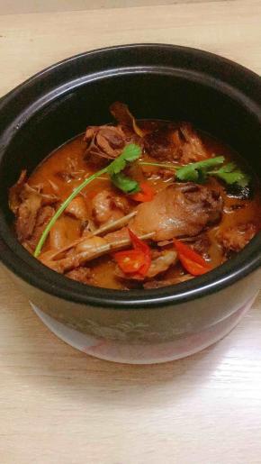 熄火前撒上辣椒段和香菜装饰即可。