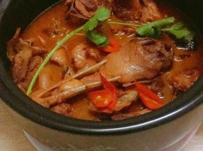 熄火前撒上辣椒段和香菜装饰即可。