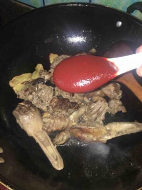 加两汤勺排骨酱。