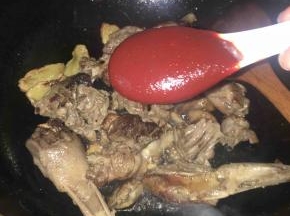 加两汤勺排骨酱。