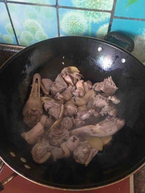接着入鸭肉翻炒至变色。