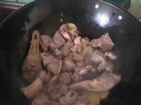 接着入鸭肉翻炒至变色。