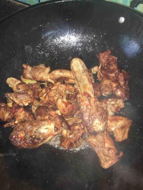 加入适量盐和味精调味后继续翻炒，让鸭肉入色入味。