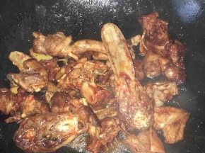 加入适量盐和味精调味后继续翻炒，让鸭肉入色入味。