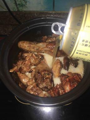 把鸭肉倒入砂锅，倒入一听啤酒，盖盖儿，定时20分钟焖煮即可骨酥肉烂了！