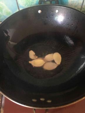 热锅后倒入芝麻油，油热后入姜片爆炒出香味。