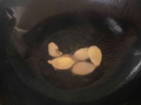 热锅后倒入芝麻油，油热后入姜片爆炒出香味。