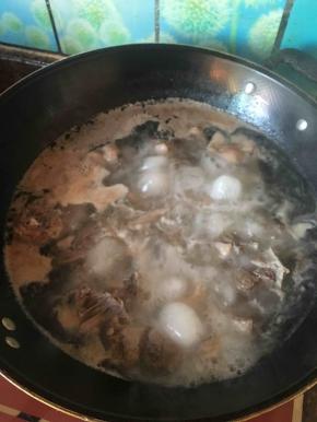 鸭肉焯水后捞出洗净血沫，沥干备用。