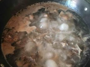 鸭肉焯水后捞出洗净血沫，沥干备用。