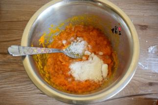 南瓜去皮洗净，切成薄片，放锅中蒸熟，用勺子压成泥，越细致越好哦！加入白糖、奶粉，搅拌均匀