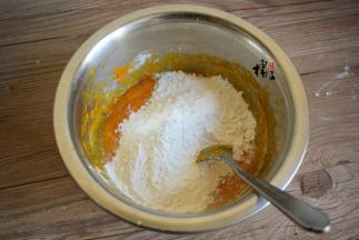 再加入糯米粉，先用勺子搅拌均匀