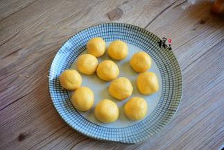 分成均等的小份，大小根据自己喜欢的程度来分就可以，再揉成小圆球