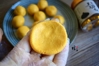 把每个小圆球按扁