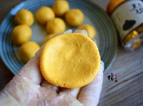 把每个小圆球按扁