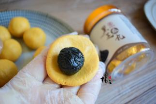 把芝麻馅放中间，边缘收紧