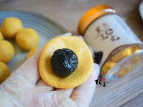 把芝麻馅放中间，边缘收紧