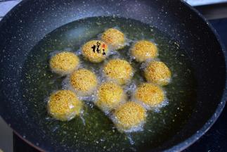 锅中油六成热，加入麻团中小火炸，麻团漂上来，就用筷子按压一下排气，等麻团再次鼓起来，并且漂上来就熟啦！