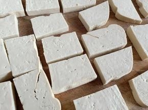 豆腐切成大小均匀的方块