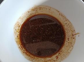 将除葱花以外的调料全部混合调匀