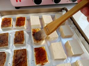 将豆腐上刷一层调好的酱料