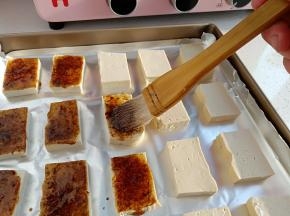将豆腐上刷一层调好的酱料