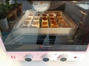 放入预热好的烤箱，上下火200度烤5分钟，取出翻面刷一层酱料后继续烤10分钟