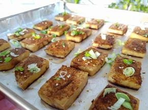 烤好出炉后撒上芝麻和葱花