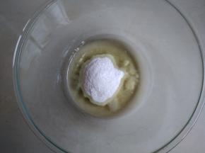 玉米油、糖粉和盐倒入和面盆里，用手动打蛋器拌均匀，拌至糖溶解