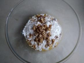 倒入面粉、苏打粉和核桃碎