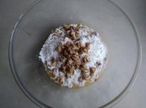 倒入面粉、苏打粉和核桃碎