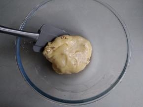 用刮刀将它们拌成团