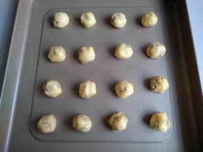 分成16份，搓圆，放在不粘烤盘上