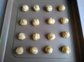 分成16份，搓圆，放在不粘烤盘上