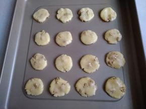 用手掌将小圆球压扁