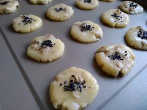 表面刷上蛋液，再粘上黑芝麻