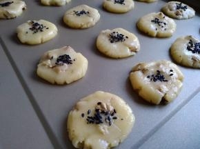 表面刷上蛋液，再粘上黑芝麻