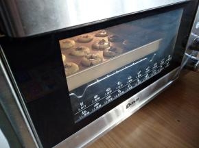 放入已经预热到180度的东菱K40C烤箱中下层，烘烤15-18分钟