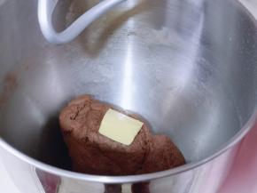 这时面团处于扩展阶段。加入室温软化的黄油，启动厨师机2档揉面15-20分钟，揉到有了不容易破的手套膜即可。