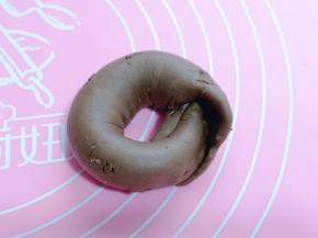 压扁的一段包住尖头一端的里面，捏紧！如图