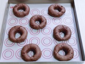 依次做完，再次用湿布盖上，室温醒发30分钟！（注意是湿布，保持巧克力贝果胚的湿度）