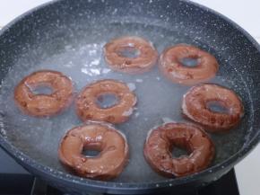 将醒发好的巧克力贝果胚面朝上放入锅中烫30秒，再翻一面烫30秒！（记得哪个先放，哪个后放的哈，时间到立即取出放在油纸上淋干）