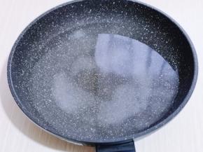 锅中加入纯净水，再加幼砂糖，将水煮到有小泡泡时转小火。